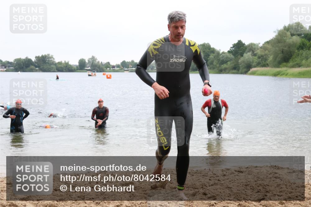 21.06.2025 - 27. Vierlanden-Triathlon Lena Gebhardt http://msf.ph/oto/8042584 15.06.2025 13:21:44 Schwimmen 1244, 1252, 1255, 1298 meine-sportfotos.de