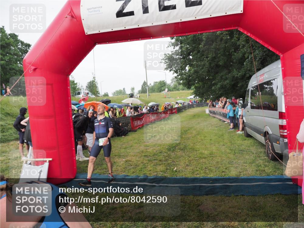 21.06.2025 - 27. Vierlanden-Triathlon MichiJ http://msf.ph/oto/8042590 15.06.2026 13:35:51 Ziel 832 meine-sportfotos.de