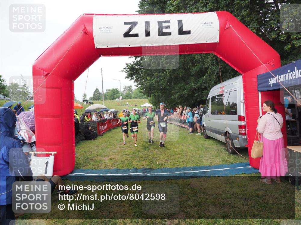 21.06.2025 - 27. Vierlanden-Triathlon MichiJ http://msf.ph/oto/8042598 15.06.2026 13:36:14 Ziel 681, 1078, 1079, 1080 meine-sportfotos.de