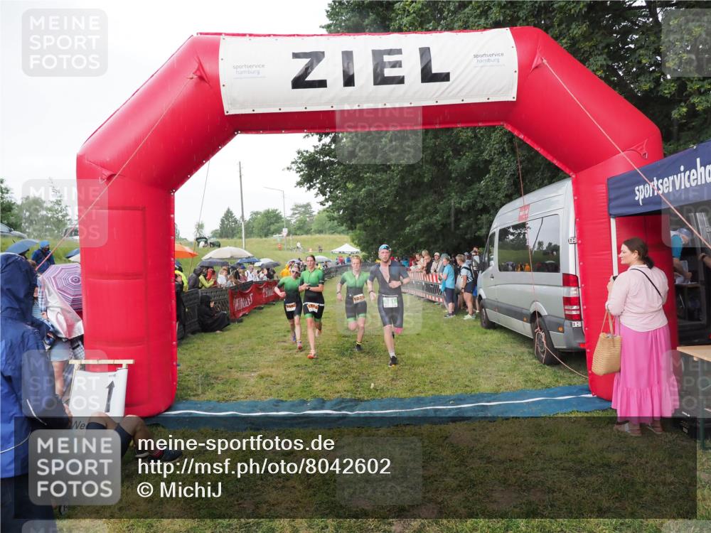 21.06.2025 - 27. Vierlanden-Triathlon MichiJ http://msf.ph/oto/8042602 15.06.2026 13:36:14 Ziel 681, 1078, 1079, 1080 meine-sportfotos.de