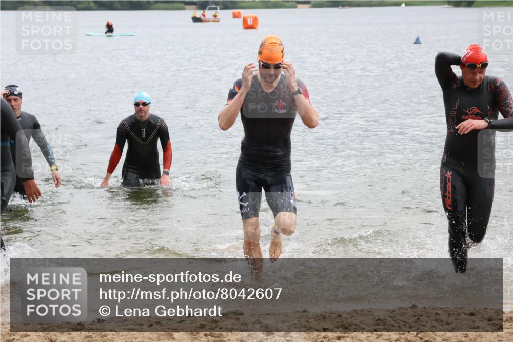 21.06.2025 - 27. Vierlanden-Triathlon Lena Gebhardt http://msf.ph/oto/8042607 15.06.2025 13:21:50 Schwimmen 1244, 1252, 1255, 1270, 1291, 1298, 1313 meine-sportfotos.de