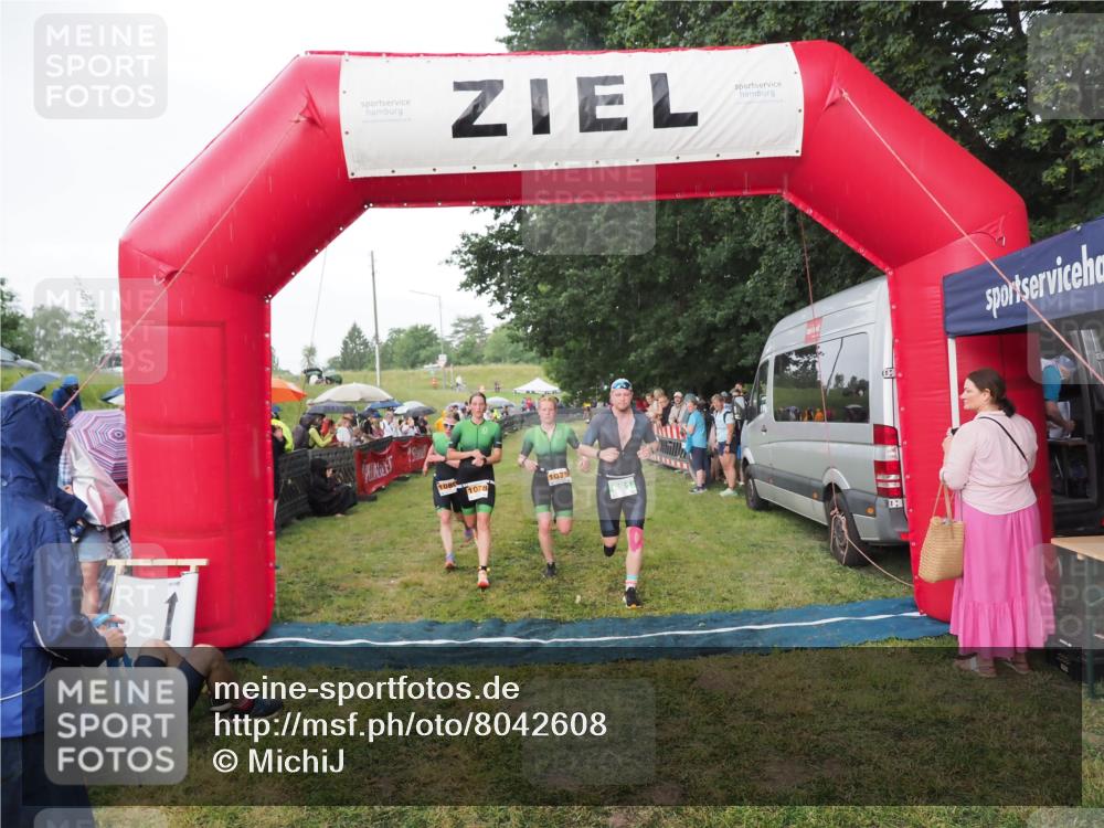 21.06.2025 - 27. Vierlanden-Triathlon MichiJ http://msf.ph/oto/8042608 15.06.2026 13:36:14 Ziel 681, 1078, 1079, 1080 meine-sportfotos.de