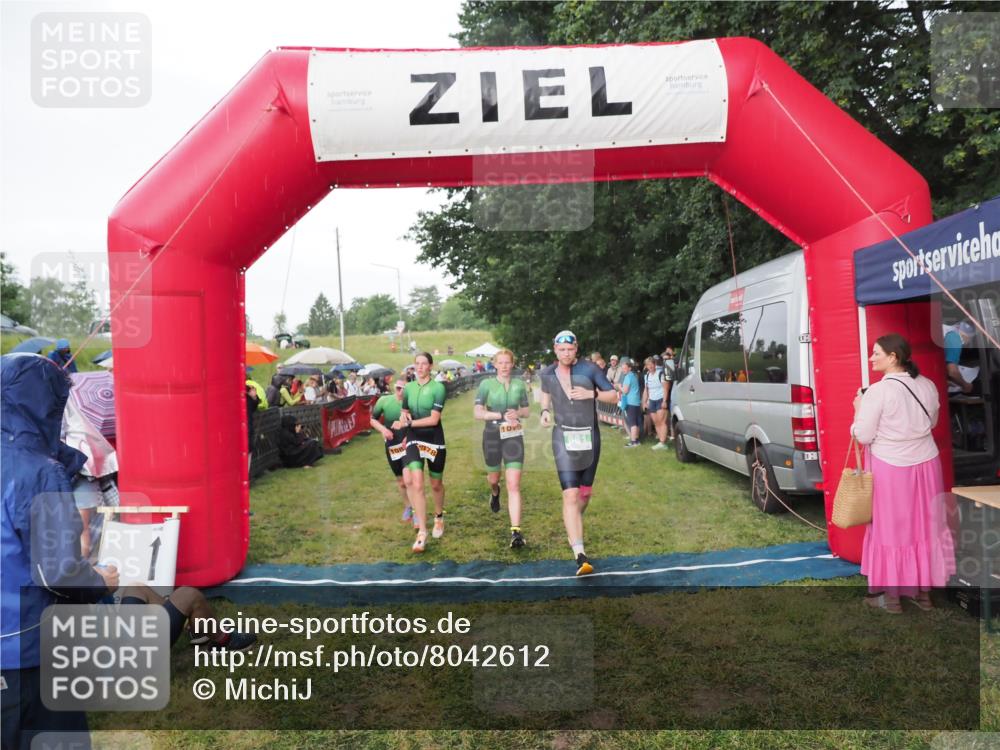 21.06.2025 - 27. Vierlanden-Triathlon MichiJ http://msf.ph/oto/8042612 15.06.2026 13:36:15 Ziel 681, 1078, 1079, 1080 meine-sportfotos.de