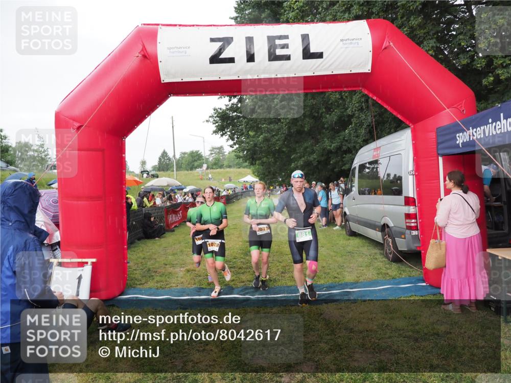 21.06.2025 - 27. Vierlanden-Triathlon MichiJ http://msf.ph/oto/8042617 15.06.2026 13:36:15 Ziel 681, 1078, 1079, 1080 meine-sportfotos.de