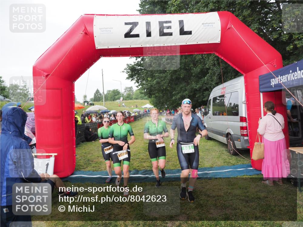 21.06.2025 - 27. Vierlanden-Triathlon MichiJ http://msf.ph/oto/8042623 15.06.2026 13:36:15 Ziel 681, 1078, 1079, 1080 meine-sportfotos.de