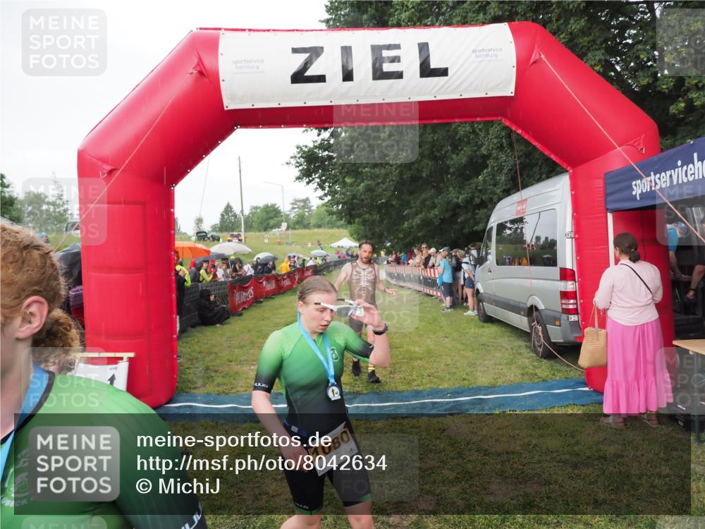 21.06.2025 - 27. Vierlanden-Triathlon MichiJ http://msf.ph/oto/8042634 15.06.2026 13:36:25 Ziel 819 meine-sportfotos.de