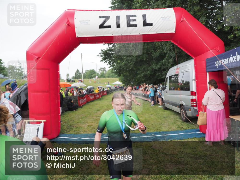 21.06.2025 - 27. Vierlanden-Triathlon MichiJ http://msf.ph/oto/8042639 15.06.2026 13:36:25 Ziel 819 meine-sportfotos.de