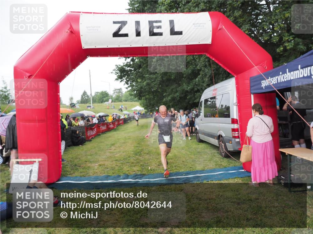 21.06.2025 - 27. Vierlanden-Triathlon MichiJ http://msf.ph/oto/8042644 15.06.2026 13:36:33 Ziel 860 meine-sportfotos.de