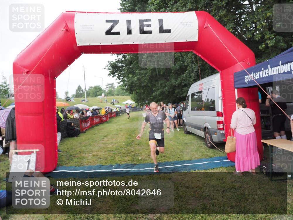 21.06.2025 - 27. Vierlanden-Triathlon MichiJ http://msf.ph/oto/8042646 15.06.2026 13:36:33 Ziel 860 meine-sportfotos.de