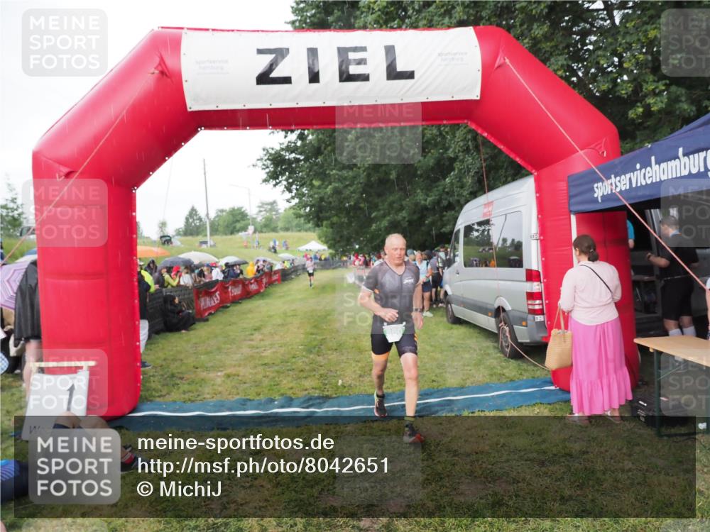 21.06.2025 - 27. Vierlanden-Triathlon MichiJ http://msf.ph/oto/8042651 15.06.2026 13:36:33 Ziel 860 meine-sportfotos.de