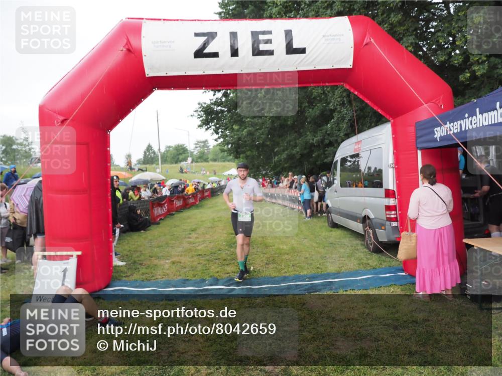 21.06.2025 - 27. Vierlanden-Triathlon MichiJ http://msf.ph/oto/8042659 15.06.2026 13:36:42 Ziel 728 meine-sportfotos.de