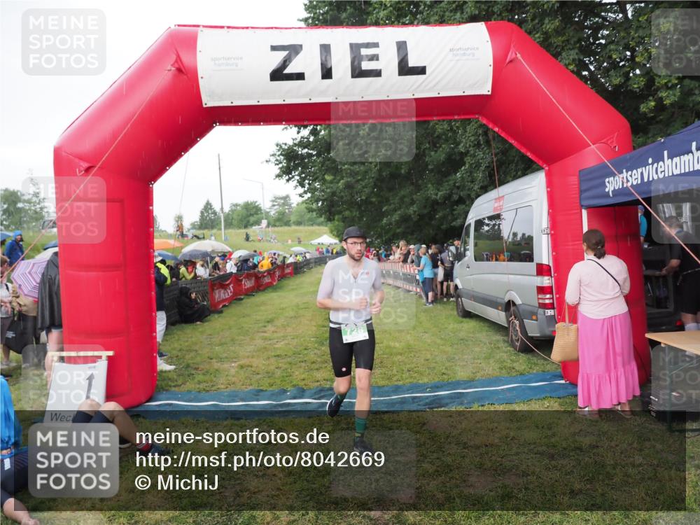 21.06.2025 - 27. Vierlanden-Triathlon MichiJ http://msf.ph/oto/8042669 15.06.2026 13:36:42 Ziel 728 meine-sportfotos.de