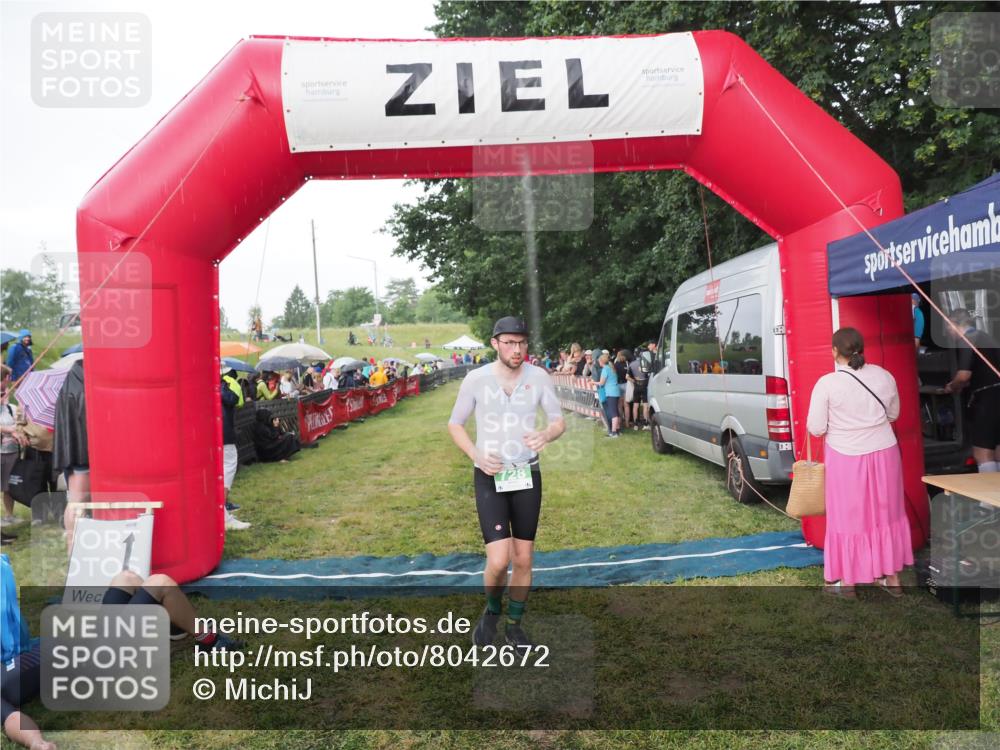 21.06.2025 - 27. Vierlanden-Triathlon MichiJ http://msf.ph/oto/8042672 15.06.2026 13:36:42 Ziel 728 meine-sportfotos.de