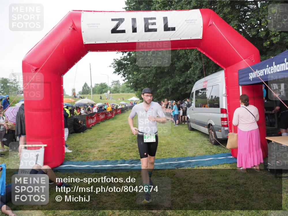 21.06.2025 - 27. Vierlanden-Triathlon MichiJ http://msf.ph/oto/8042674 15.06.2026 13:36:42 Ziel 728 meine-sportfotos.de