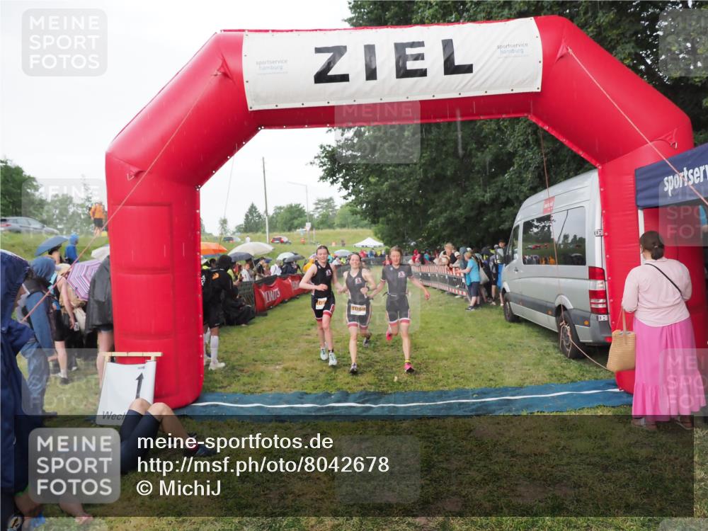 21.06.2025 - 27. Vierlanden-Triathlon MichiJ http://msf.ph/oto/8042678 15.06.2026 13:36:56 Ziel 921, 1090, 1091, 1092 meine-sportfotos.de