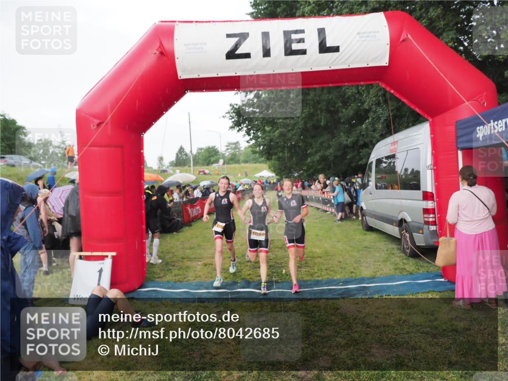 21.06.2025 - 27. Vierlanden-Triathlon MichiJ http://msf.ph/oto/8042685 15.06.2026 13:36:56 Ziel 921, 1090, 1091, 1092 meine-sportfotos.de