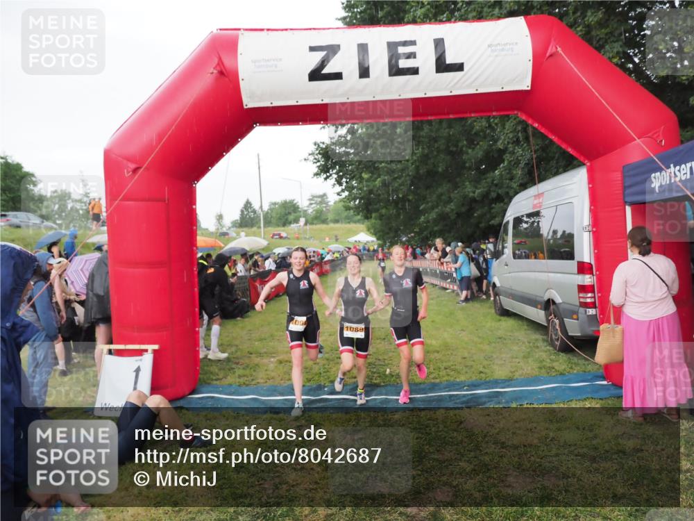 21.06.2025 - 27. Vierlanden-Triathlon MichiJ http://msf.ph/oto/8042687 15.06.2026 13:36:56 Ziel 921, 1090, 1091, 1092 meine-sportfotos.de