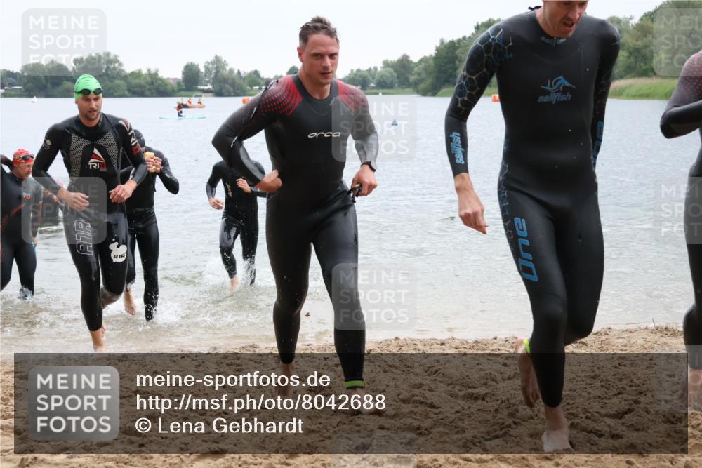 21.06.2025 - 27. Vierlanden-Triathlon Lena Gebhardt http://msf.ph/oto/8042688 15.06.2025 13:22:03 Schwimmen 1231, 1236, 1251, 1258, 1263, 1270, 1271, 1274, 1276, 1291, 1294, 1313 meine-sportfotos.de