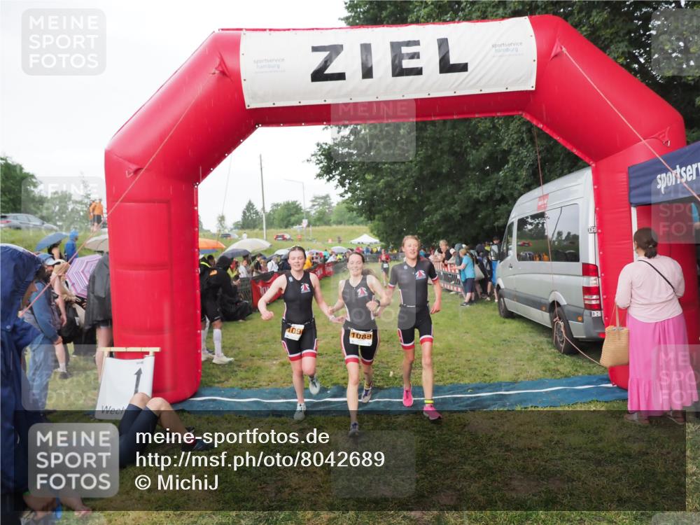 21.06.2025 - 27. Vierlanden-Triathlon MichiJ http://msf.ph/oto/8042689 15.06.2026 13:36:56 Ziel 921, 1090, 1091, 1092 meine-sportfotos.de