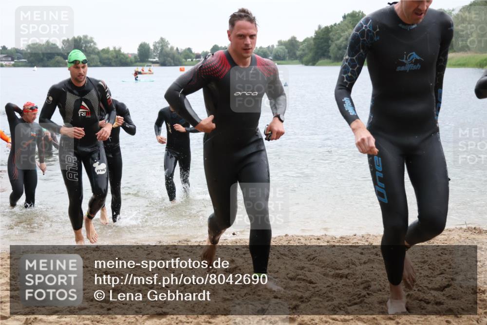 21.06.2025 - 27. Vierlanden-Triathlon Lena Gebhardt http://msf.ph/oto/8042690 15.06.2025 13:22:03 Schwimmen 1231, 1236, 1251, 1258, 1263, 1270, 1271, 1274, 1276, 1291, 1294, 1313 meine-sportfotos.de