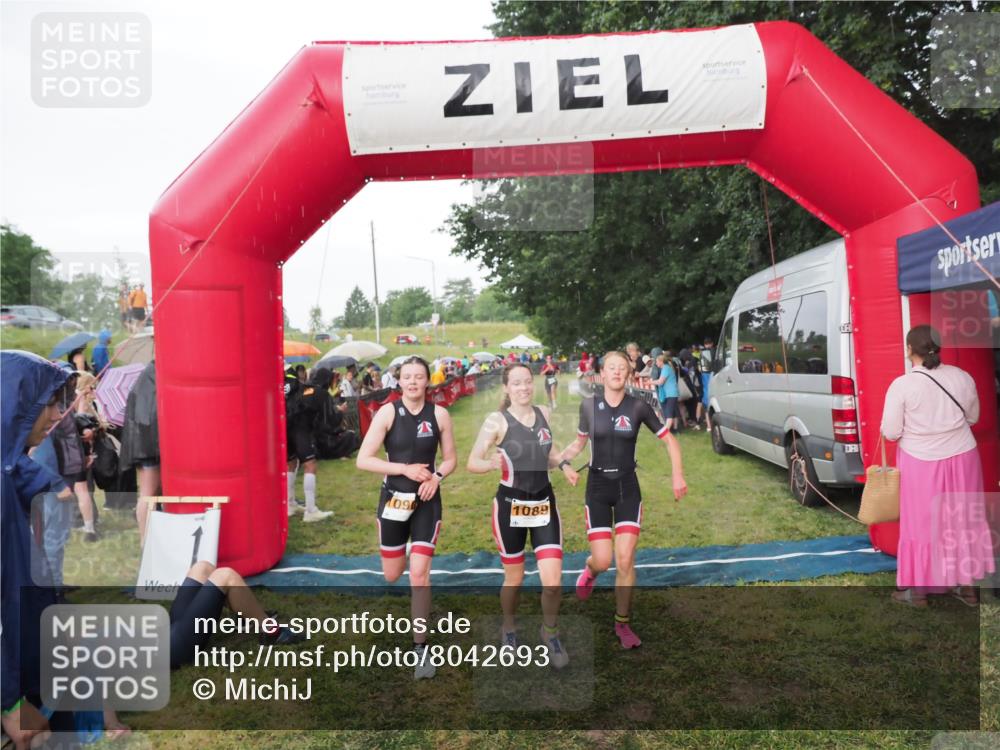 21.06.2025 - 27. Vierlanden-Triathlon MichiJ http://msf.ph/oto/8042693 15.06.2026 13:36:57 Ziel 921, 1090, 1091, 1092 meine-sportfotos.de