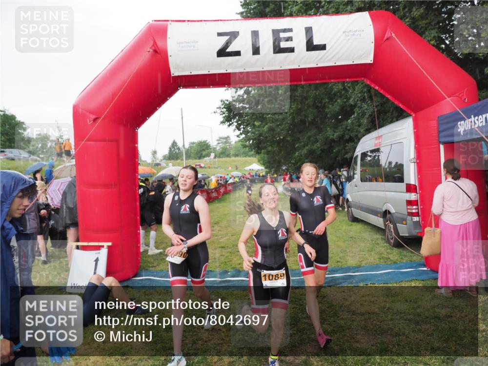 21.06.2025 - 27. Vierlanden-Triathlon MichiJ http://msf.ph/oto/8042697 15.06.2026 13:36:57 Ziel 921, 1090, 1091, 1092 meine-sportfotos.de