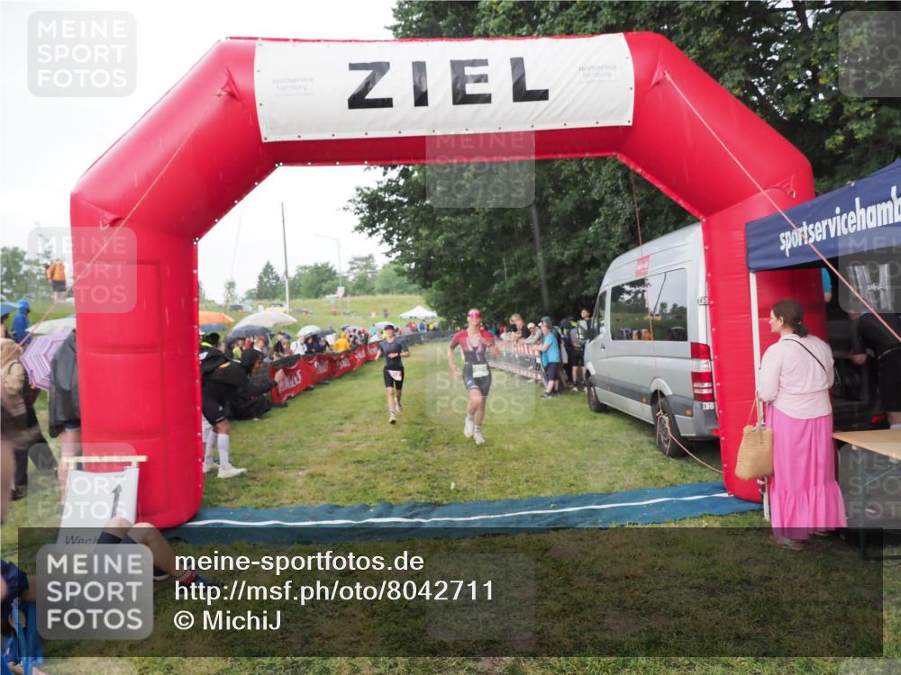 21.06.2025 - 27. Vierlanden-Triathlon MichiJ http://msf.ph/oto/8042711 15.06.2026 13:37:00 Ziel 212, 921, 1090, 1091, 1092 meine-sportfotos.de