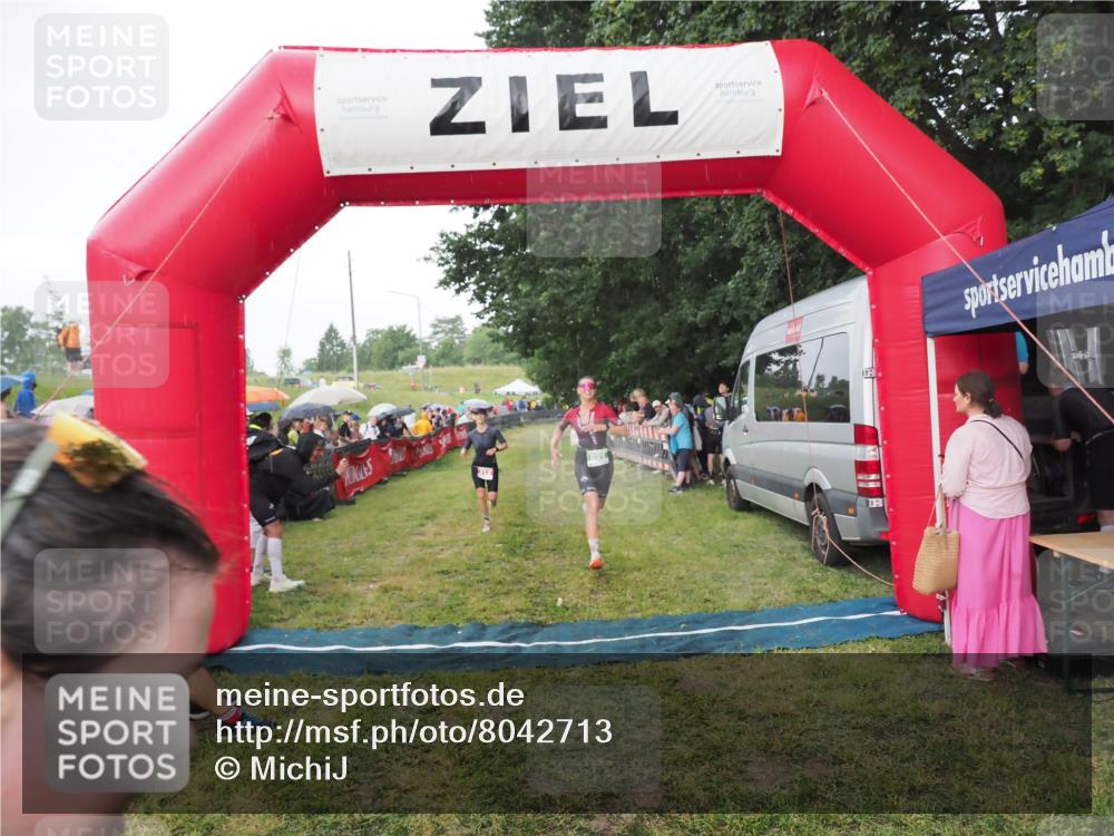21.06.2025 - 27. Vierlanden-Triathlon MichiJ http://msf.ph/oto/8042713 15.06.2026 13:37:00 Ziel 212, 921, 1090, 1091, 1092 meine-sportfotos.de