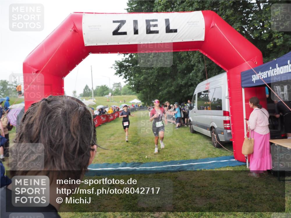 21.06.2025 - 27. Vierlanden-Triathlon MichiJ http://msf.ph/oto/8042717 15.06.2026 13:37:00 Ziel 212, 921, 1090, 1091, 1092 meine-sportfotos.de