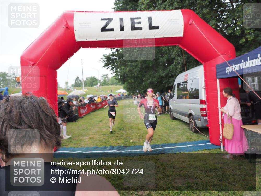 21.06.2025 - 27. Vierlanden-Triathlon MichiJ http://msf.ph/oto/8042724 15.06.2026 13:37:01 Ziel 212, 921, 1090, 1091, 1092 meine-sportfotos.de