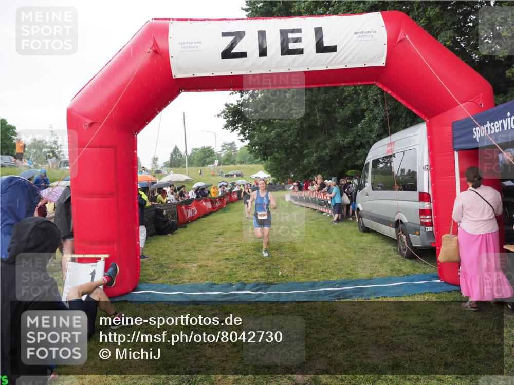 21.06.2025 - 27. Vierlanden-Triathlon MichiJ http://msf.ph/oto/8042730 15.06.2026 13:37:11 Ziel 927, 1093 meine-sportfotos.de