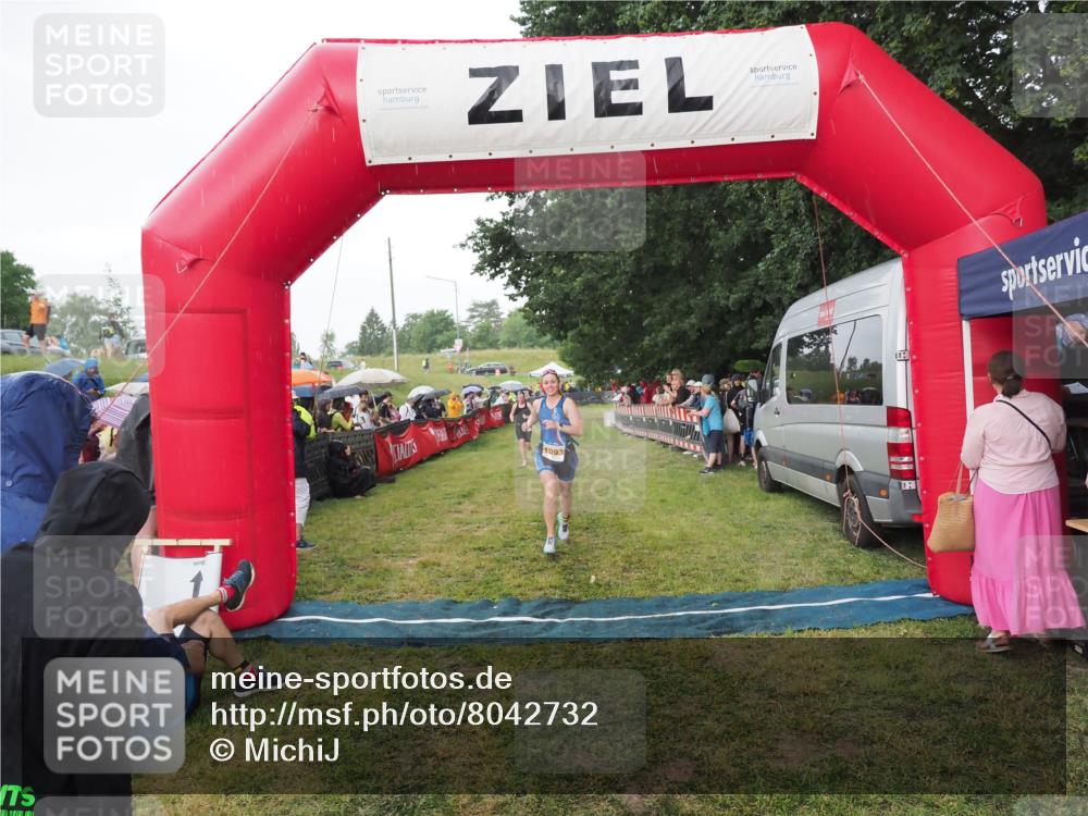 21.06.2025 - 27. Vierlanden-Triathlon MichiJ http://msf.ph/oto/8042732 15.06.2026 13:37:11 Ziel 927, 1093 meine-sportfotos.de