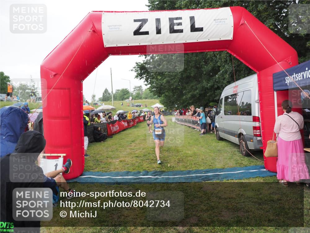 21.06.2025 - 27. Vierlanden-Triathlon MichiJ http://msf.ph/oto/8042734 15.06.2026 13:37:12 Ziel 927, 1093 meine-sportfotos.de