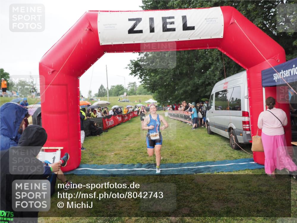 21.06.2025 - 27. Vierlanden-Triathlon MichiJ http://msf.ph/oto/8042743 15.06.2026 13:37:12 Ziel 927, 1093 meine-sportfotos.de