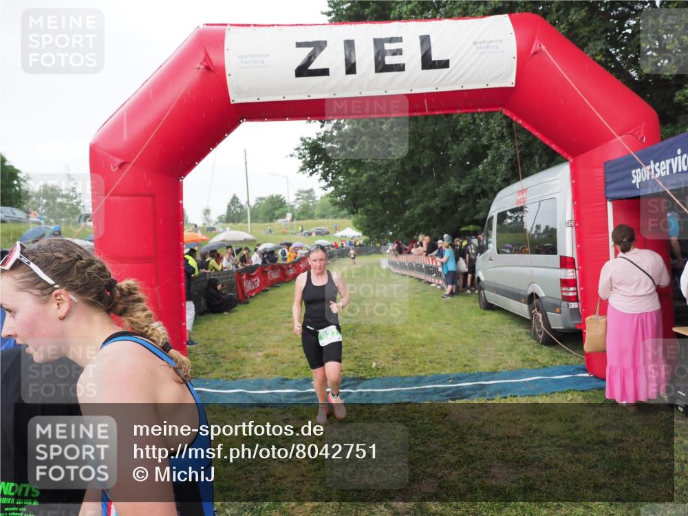 21.06.2025 - 27. Vierlanden-Triathlon MichiJ http://msf.ph/oto/8042751 15.06.2026 13:37:15 Ziel 927, 1093 meine-sportfotos.de