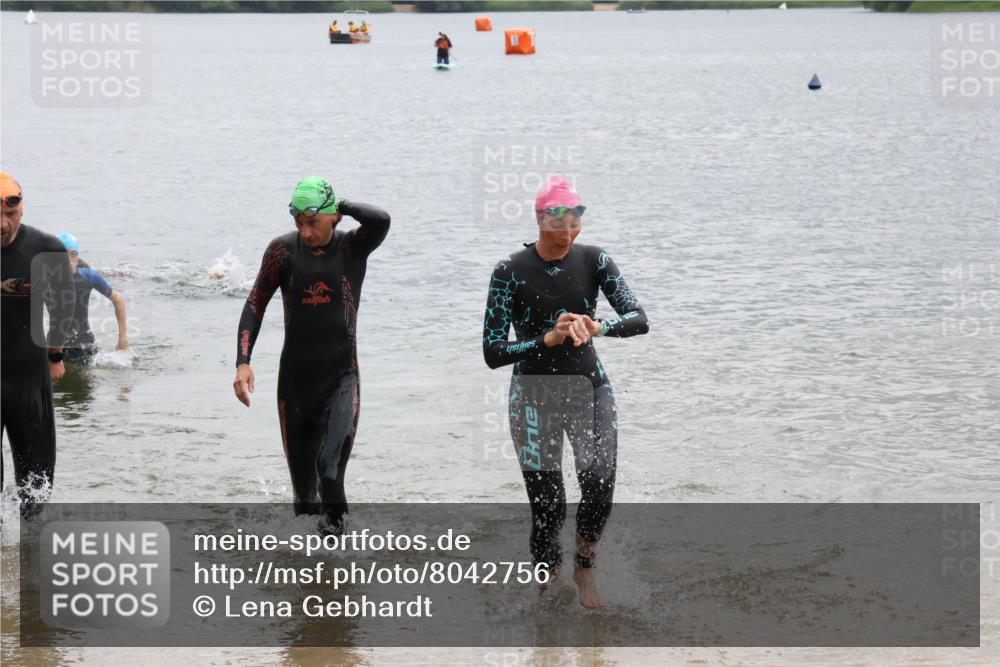21.06.2025 - 27. Vierlanden-Triathlon Lena Gebhardt http://msf.ph/oto/8042756 15.06.2025 13:22:21 Schwimmen 1232, 1239, 1246, 1274, 1275, 1302, 1316 meine-sportfotos.de