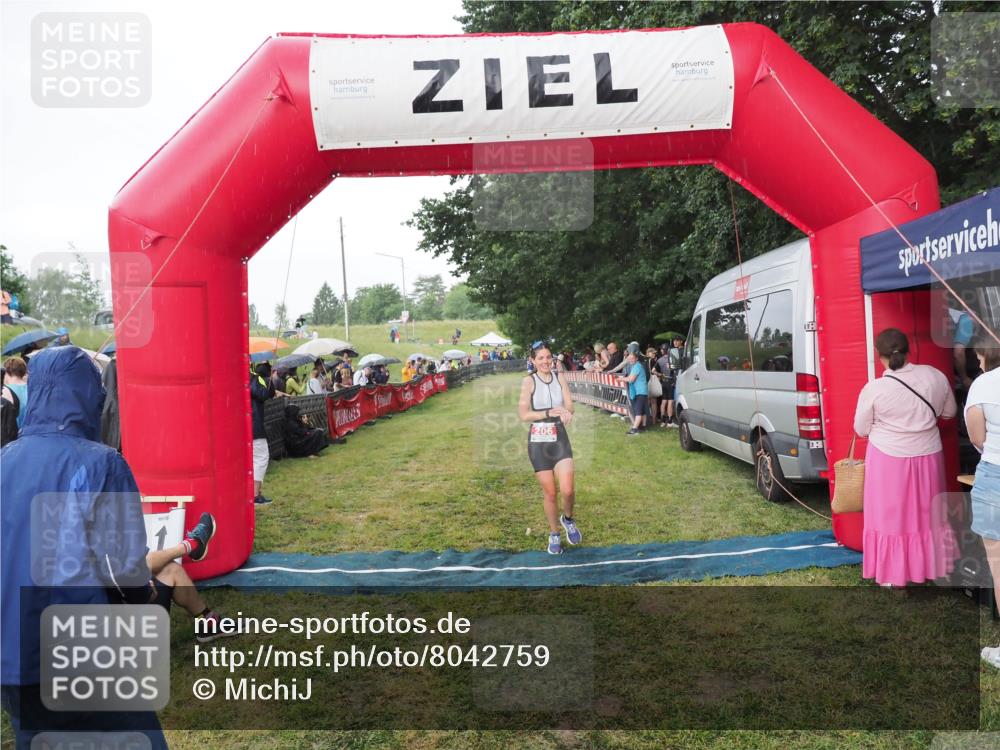 21.06.2025 - 27. Vierlanden-Triathlon MichiJ http://msf.ph/oto/8042759 15.06.2026 13:37:24 Ziel 206 meine-sportfotos.de