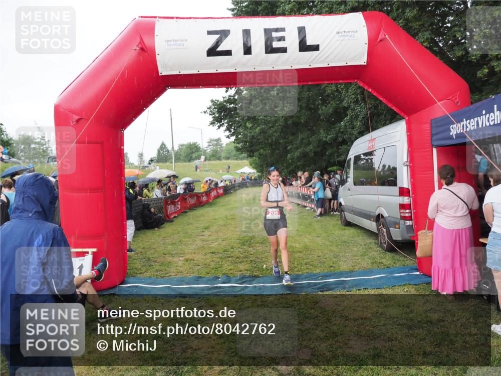 21.06.2025 - 27. Vierlanden-Triathlon MichiJ http://msf.ph/oto/8042762 15.06.2026 13:37:24 Ziel 206 meine-sportfotos.de