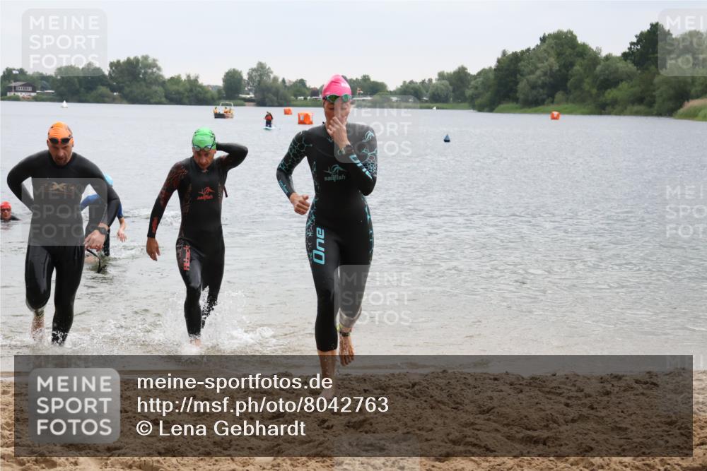 21.06.2025 - 27. Vierlanden-Triathlon Lena Gebhardt http://msf.ph/oto/8042763 15.06.2025 13:22:22 Schwimmen 1232, 1239, 1246, 1274, 1275, 1302, 1316 meine-sportfotos.de