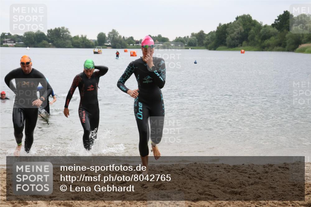 21.06.2025 - 27. Vierlanden-Triathlon Lena Gebhardt http://msf.ph/oto/8042765 15.06.2025 13:22:22 Schwimmen 1232, 1239, 1246, 1274, 1275, 1302, 1316 meine-sportfotos.de