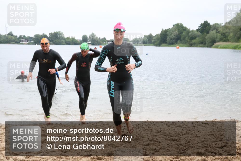 21.06.2025 - 27. Vierlanden-Triathlon Lena Gebhardt http://msf.ph/oto/8042767 15.06.2025 13:22:23 Schwimmen 1232, 1239, 1246, 1274, 1275, 1302, 1316 meine-sportfotos.de
