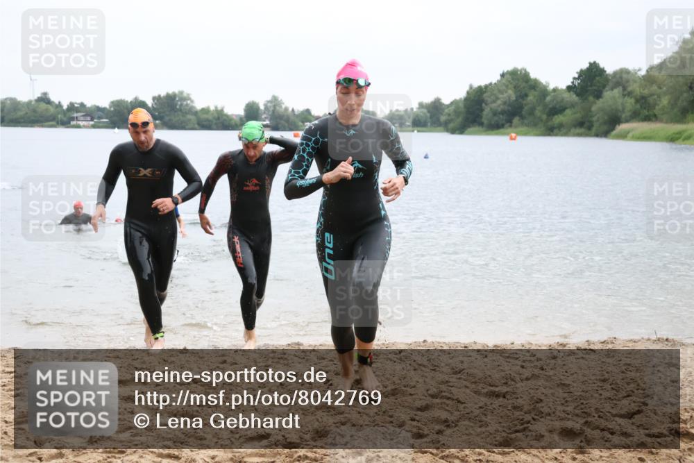 21.06.2025 - 27. Vierlanden-Triathlon Lena Gebhardt http://msf.ph/oto/8042769 15.06.2025 13:22:23 Schwimmen 1232, 1239, 1246, 1274, 1275, 1302, 1316 meine-sportfotos.de