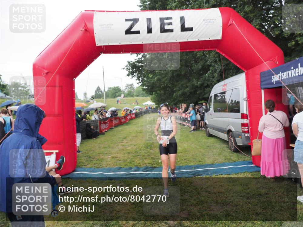 21.06.2025 - 27. Vierlanden-Triathlon MichiJ http://msf.ph/oto/8042770 15.06.2026 13:37:24 Ziel 206 meine-sportfotos.de