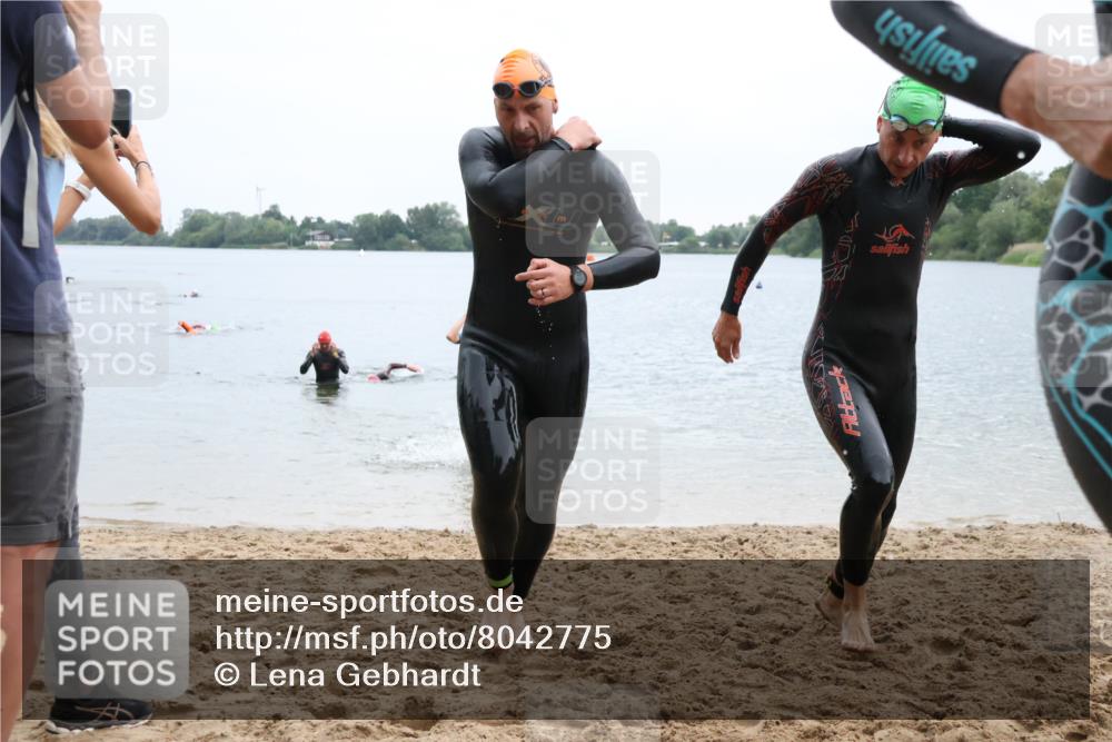 21.06.2025 - 27. Vierlanden-Triathlon Lena Gebhardt http://msf.ph/oto/8042775 15.06.2025 13:22:25 Schwimmen 1232, 1246, 1302, 1316 meine-sportfotos.de