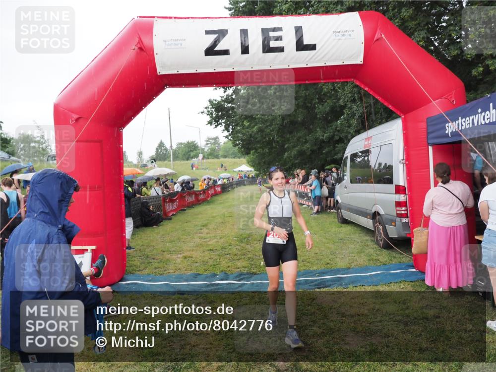 21.06.2025 - 27. Vierlanden-Triathlon MichiJ http://msf.ph/oto/8042776 15.06.2026 13:37:25 Ziel 206 meine-sportfotos.de