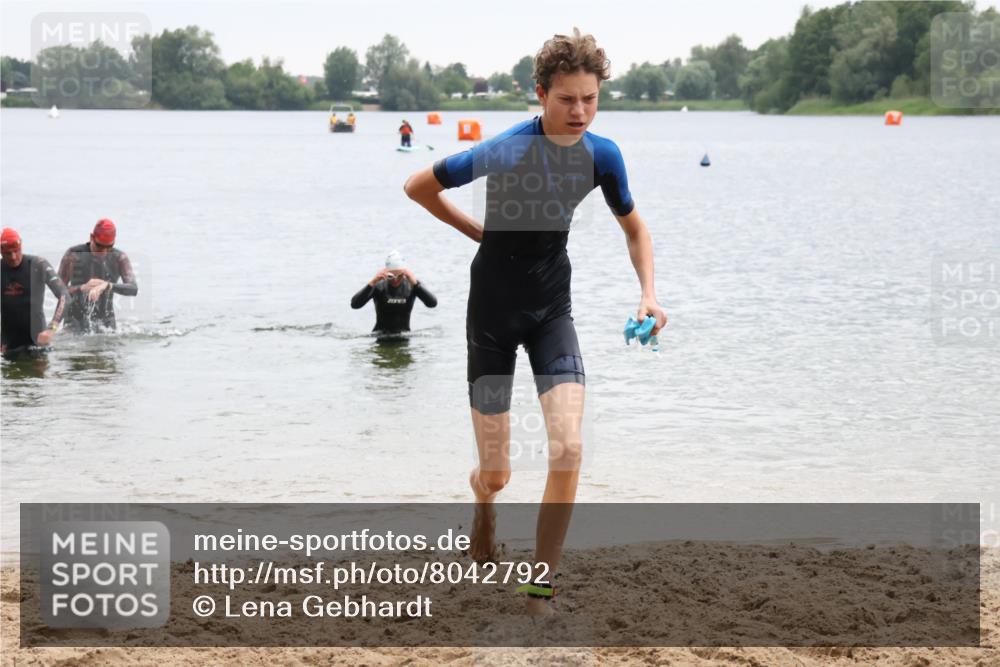 21.06.2025 - 27. Vierlanden-Triathlon Lena Gebhardt http://msf.ph/oto/8042792 15.06.2025 13:22:27 Schwimmen 1232, 1246, 1259, 1289, 1302, 1314, 1316 meine-sportfotos.de