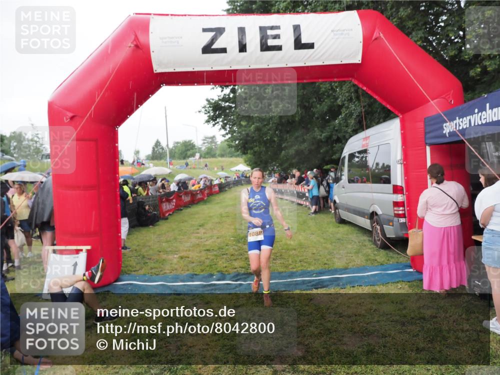 21.06.2025 - 27. Vierlanden-Triathlon MichiJ http://msf.ph/oto/8042800 15.06.2026 13:37:35 Ziel 1088 meine-sportfotos.de
