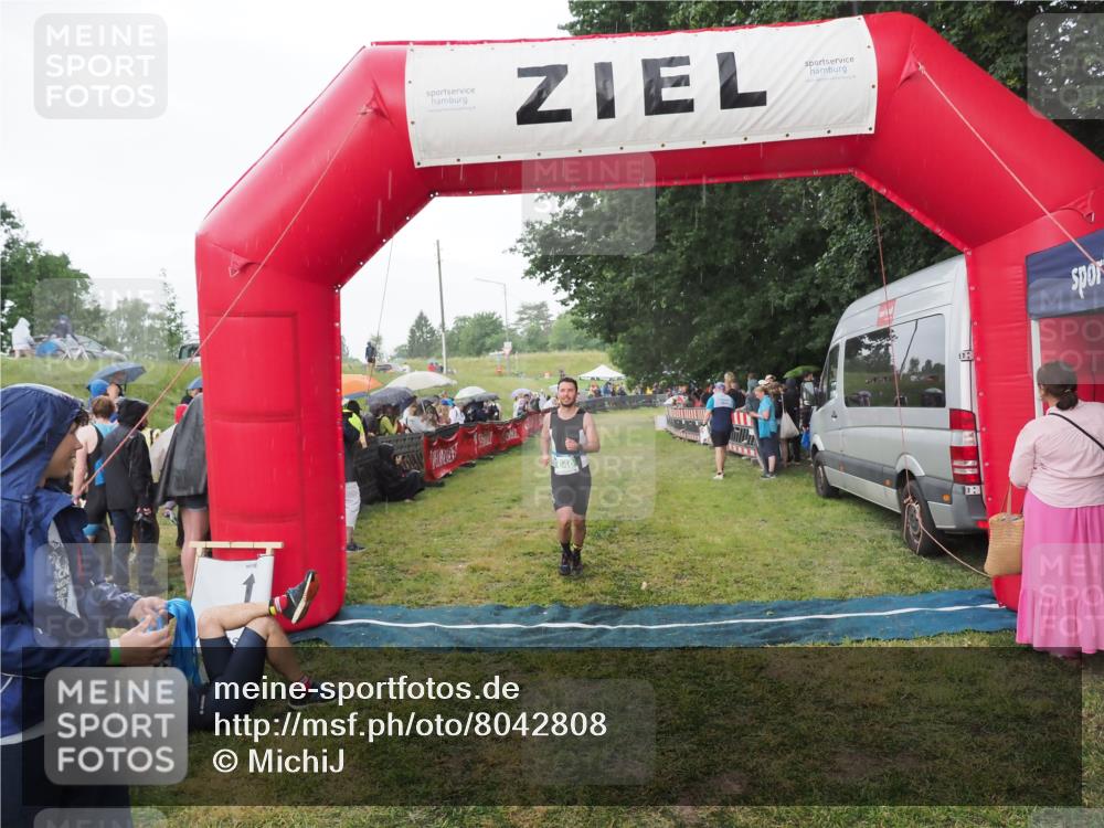 21.06.2025 - 27. Vierlanden-Triathlon MichiJ http://msf.ph/oto/8042808 15.06.2026 13:37:52 Ziel 640 meine-sportfotos.de