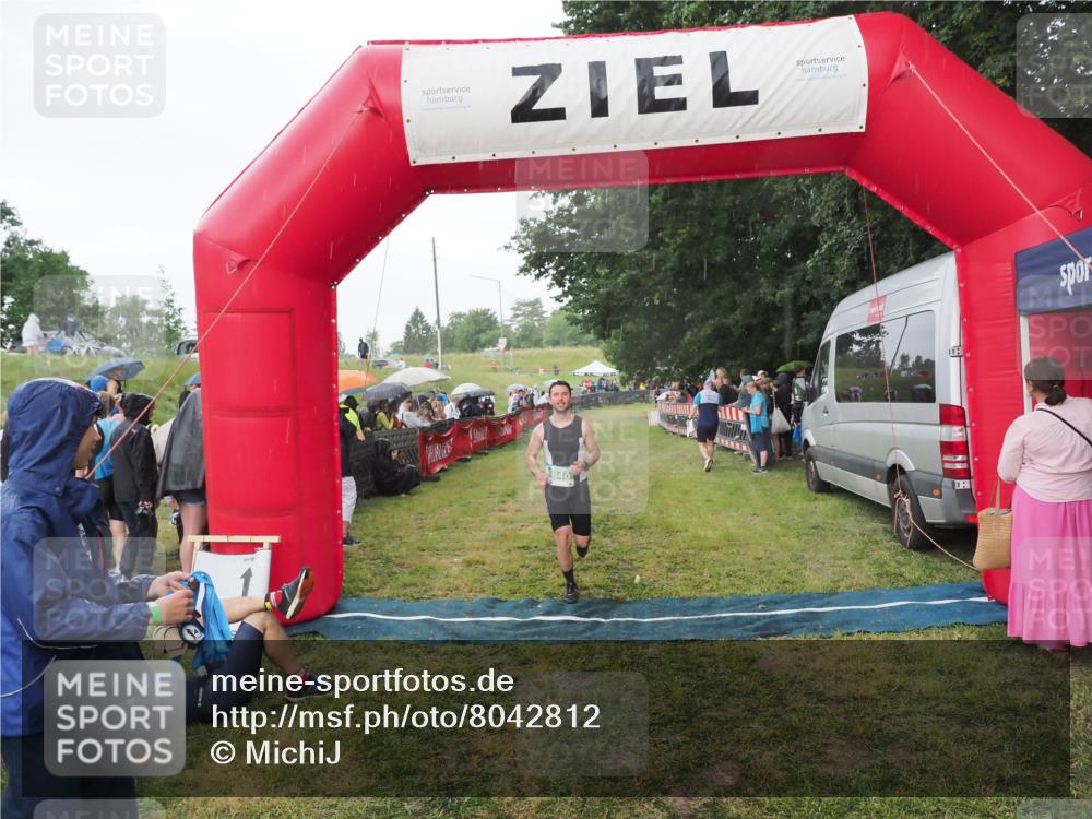21.06.2025 - 27. Vierlanden-Triathlon MichiJ http://msf.ph/oto/8042812 15.06.2026 13:37:52 Ziel 640 meine-sportfotos.de