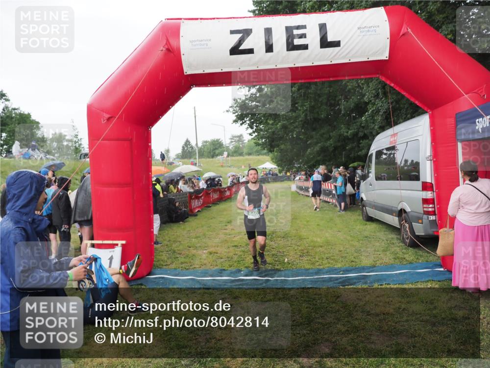 21.06.2025 - 27. Vierlanden-Triathlon MichiJ http://msf.ph/oto/8042814 15.06.2026 13:37:52 Ziel 640 meine-sportfotos.de